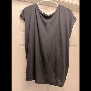 Black workout top with opening in the back👚💪🏼